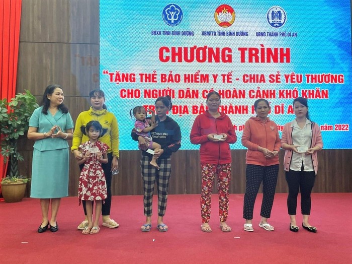 Bà Lê Minh Lý - Giám đốc Bảo hiểm xã hội tỉnh Bình Dương trao tặng thẻ bảo hiểm y tế cho bà con.