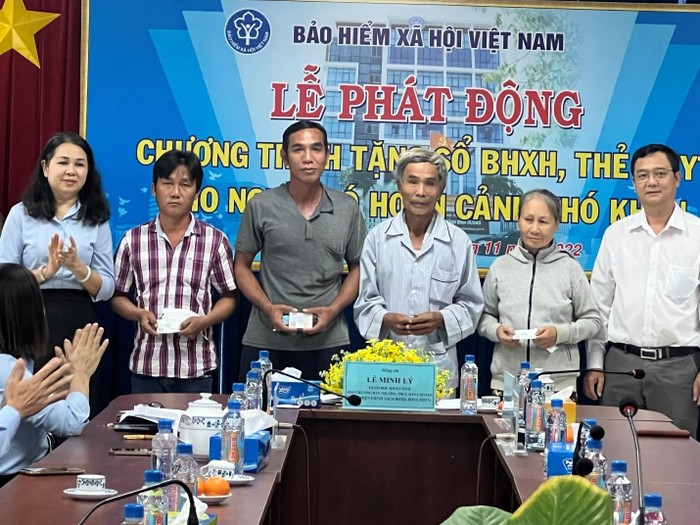 Bà Lê Minh Lý - Giám đốc Bảo hiểm xã hội tỉnh Bình Dương mong rằng, đây sẽ là sự khích lệ, động viên đối với những người dân được tặng sổ bảo hiểm xã hội, thẻ bảo hiểm y tế.