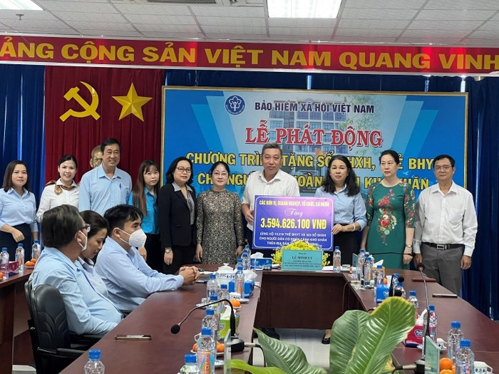 Hưởng ứng lời kêu gọi của Tổng Giám đốc Bảo hiểm xã hội Việt Nam, Bảo hiểm xã hội tỉnh Bình Dương phối hợp kêu gọi vận động ủng hộ trên địa bàn tỉnh cùng sự đóng góp 1/2 ngày lương của công chức, viên chức ngành.