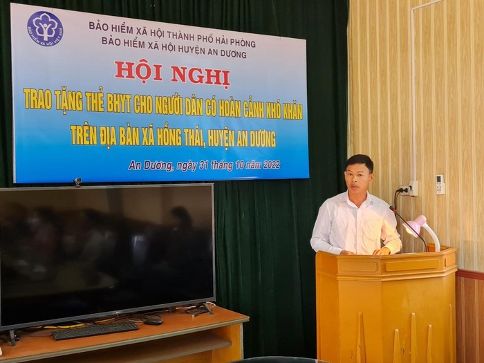 Bảo hiểm xã hội huyện An Dương tổ chức trao tặng thẻ bảo hiểm y tế cho 10 người có hoàn cảnh khó khăn.