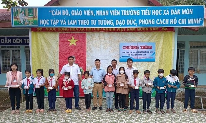 Bảo hiểm xã hội huyện Đăk Glei cùng các đơn vị đồng hành giúp các học sinh người dân tộc thiểu số có hoàn cảnh khó khăn, gia đình đông con ở xã Đăk Môn và xã Đăk Pék có được tấm thẻ bảo hiểm y tế vào đầu năm học mới.