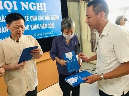Bảo hiểm xã hội quận Lê Chân trao tặng thẻ bảo hiểm y tế cho người dân có hoàn cảnh khó khăn cư trú tại phường Trần Nguyên Hãn.