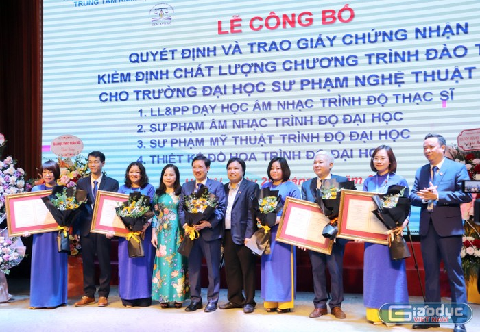 Phó Giáo sư, Tiến sĩ Nguyễn Phương Nga - Giám đốc Trung tâm Kiểm định chất lượng giáo dục (Hiệp hội Các trường đại học, cao đẳng Việt Nam) và ông Tạ Ngọc Trí - Phó Vụ trưởng Vụ Giáo dục Tiểu học (Bộ Giáo dục và Đào tạo) trao chứng nhận kiểm định chất lượng đào tạo.