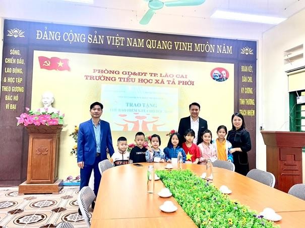 Tăng cường phối hợp với các tổ chức thiện nguyện, đẩy mạnh việc xã hội hóa trong trường học để tặng thẻ bảo hiểm y tế cho các trường hợp khó khăn.