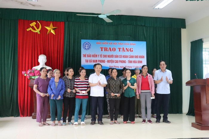 Trao thẻ bảo hiểm y tế tại xã Nam Phong, huyện Cao Phong.