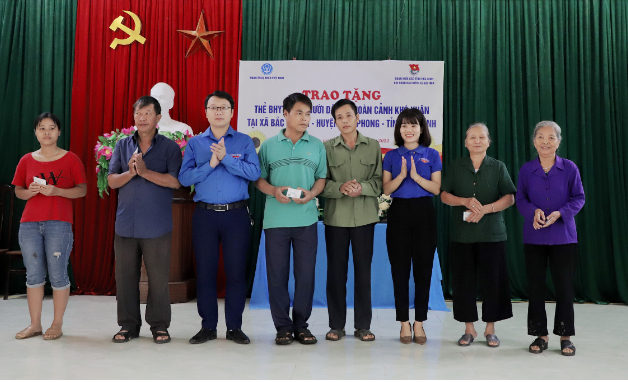 Đoàn trao tặng 50 thẻ bảo hiểm y tế cho người dân khó khăn tại xã Bắc Phong.