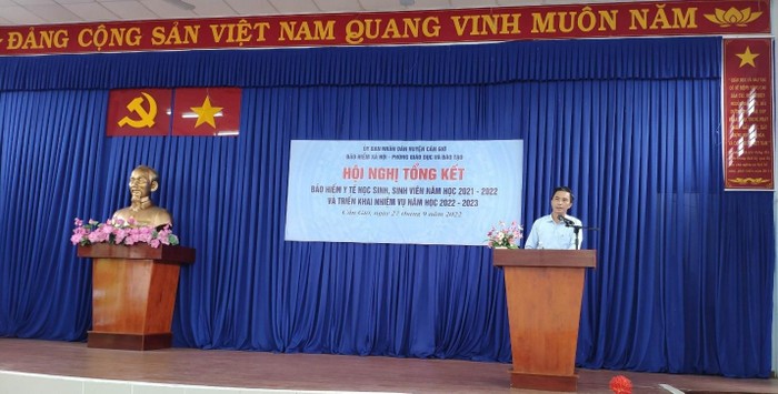 Ông Huỳnh Văn Trung, Giám đốc Bảo hiểm xã hội huyện Cần Giờ báo cáo kết quả thực hiện công tác bảo hiểm y tế học sinh, sinh viên năm học 2021-2022 và triển khai nhiệm vụ năm học 2022-2023.