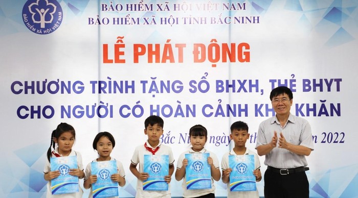 Trao tặng thẻ bảo hiểm y tế cho học sinh tại Bắc Ninh.