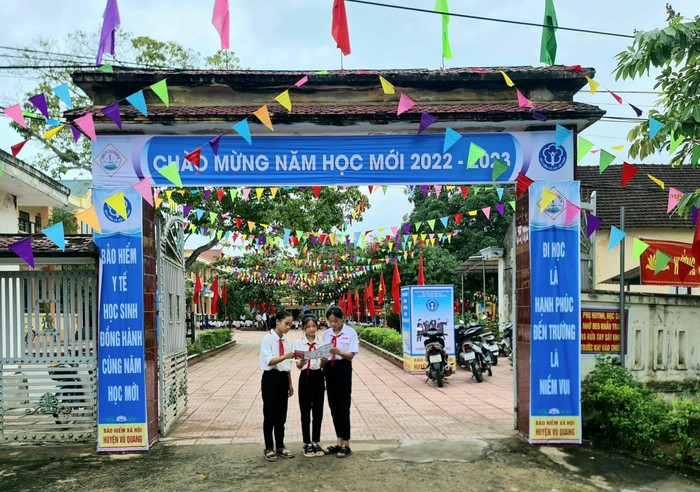 Học sinh trường Tiểu học &amp; Trung học cơ sở Quang Thọ, huyện Vũ Quang, tỉnh Hà Tĩnh tìm hiểu những điều cần biết về bảo hiểm y tế học sinh.