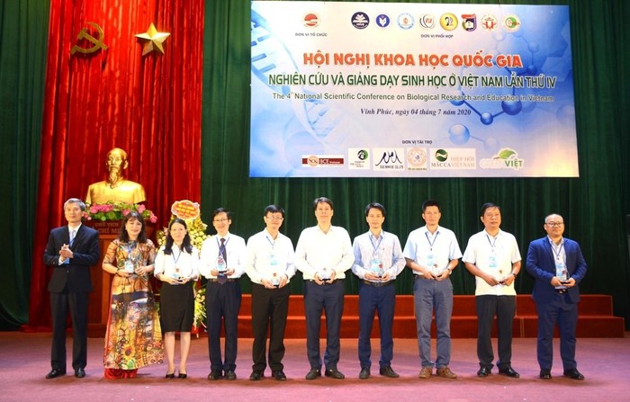 Tiến sĩ Bùi Kiên Cường, Phó Hiệu trưởng Trường Đại học Sư phạm Hà Nội 2 (thứ nhất từ trái sang) chúc mừng Hội nghị khoa học Quốc gia về Nghiên cứu và Giảng dạy Sinh học ở Việt Nam lần thứ IV.