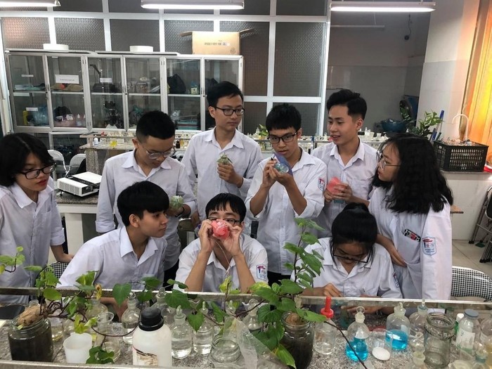 Học sinh trường Trung học phổ thông Bãi Cháy (tỉnh Quảng Ninh) tham gia hoạt động trải nghiệm STEM tại phòng thí nghiệm Sinh lý học thực vật.