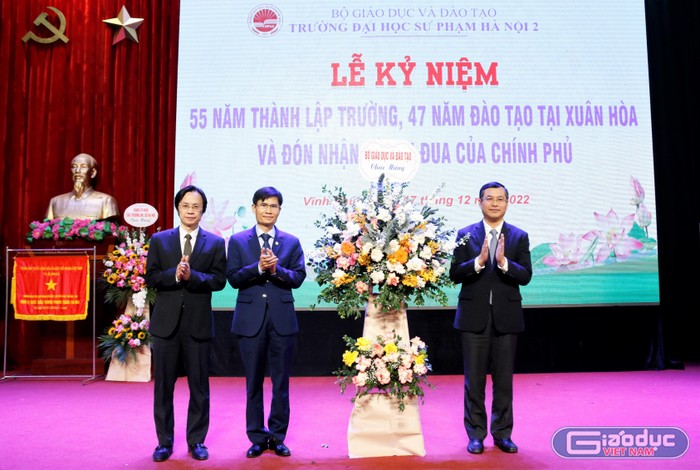 Thứ trưởng Nguyễn Văn Phúc tặng hoa chúc mừng nhà trường.