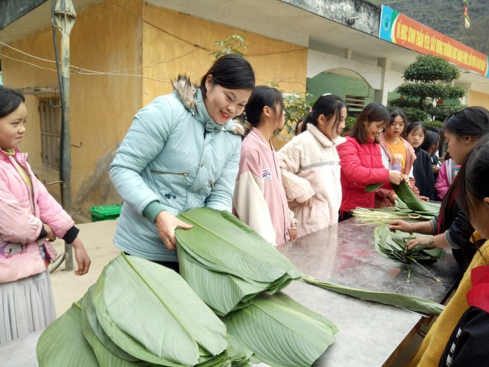 Từ sáng sớm, các thầy cô và học sinh đã có mặt, hào hứng tham gia hoạt động gói bánh chưng. Ảnh: NTCC