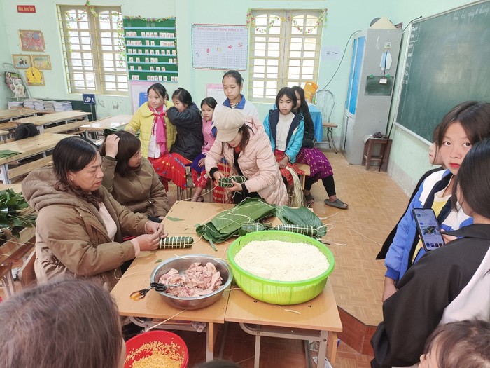 Ngoài bánh chưng vuông, các cô giáo còn trổ tài với những loại bánh khác. Ảnh: NTCC