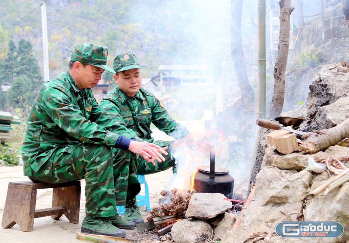 Thiếu tá Đỗ Thanh Tùng (bên trái) - nhân viên đội Trinh sát (Đồn Biên phòng Phó Bảng) tâm sự về ký ức năm đầu tiên trực Tết. Ảnh: Thành An.