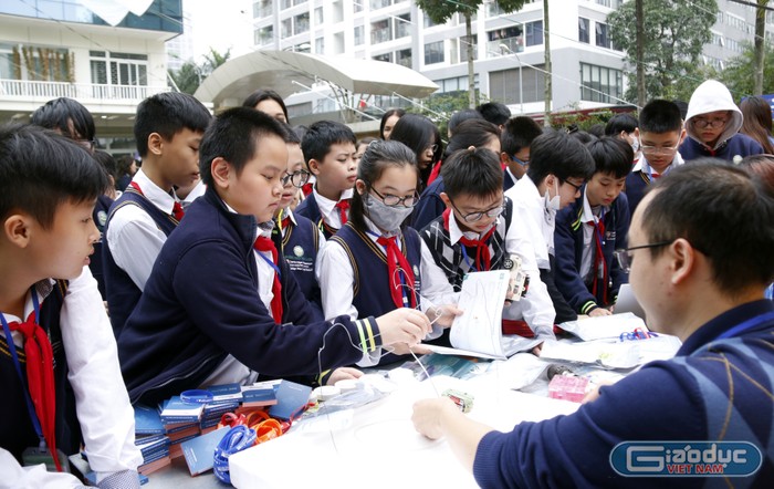 Học sinh tham gia thử thách, trải nghiệm tại các gian hàng.