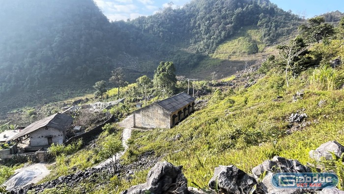 Một điểm trường cũ tại Đồng Văn (Hà Giang), xung quanh trường, đâu đâu cũng chỉ thấy đá với đá. Ảnh: Diệu Phương.