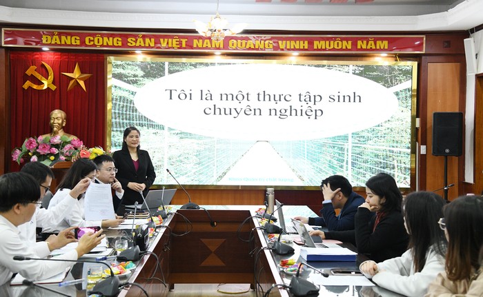 Tiến sĩ Nguyễn Thị Thu Hương tập huấn nghiệp vụ cho sinh viên.