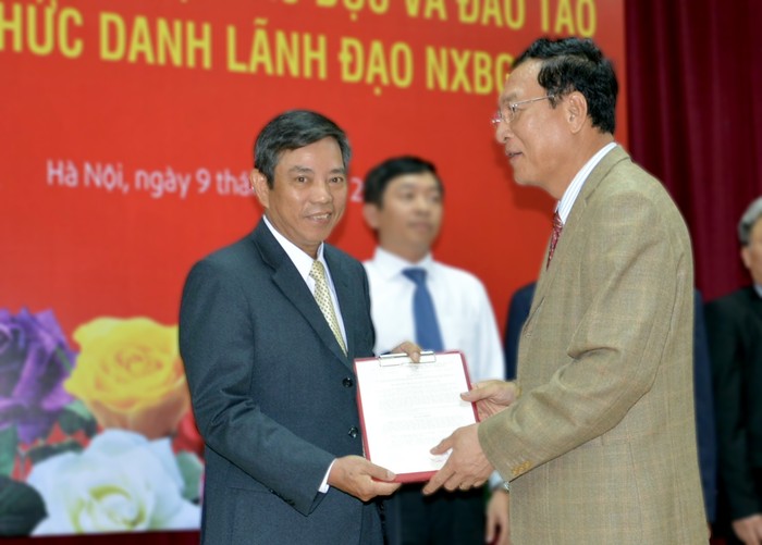 Ông Mạc Văn Thiện (bìa trái) trong lễ công bố quyết định của Bộ trưởng Bộ Giáo dục và Đào tạo về các chức danh lãnh đạo Nhà xuất bản Giáo dục Việt Nam. Ảnh: NXB GDVN.