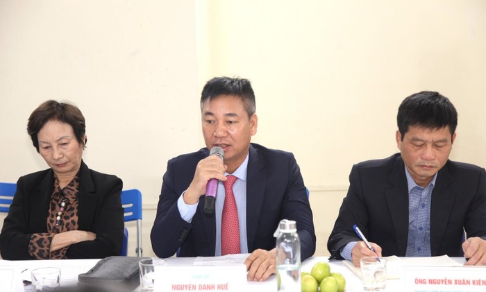Luật sư Nguyễn Danh Huế - Công ty Luật TNHH Hừng Đông (ngồi giữa) phát biểu.