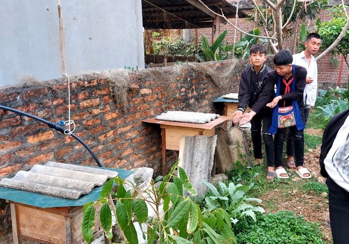 Học sinh Trường Trung học cơ sở xã Mường Mít tham quan mô hình nuôi ong. Ảnh: website nhà trường.