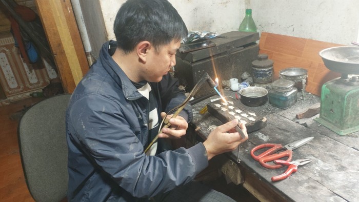 Trường Phổ thông dân tộc bán trú Trung học cơ sở Phăng Sô Lin tổ chức các lớp tham quan các xưởng sản xuất bạc, mời nghệ nhân chạm khắc bạc tham gia để học sinh thêm trải nghiệm thực tiễn. Ảnh: NTCC.