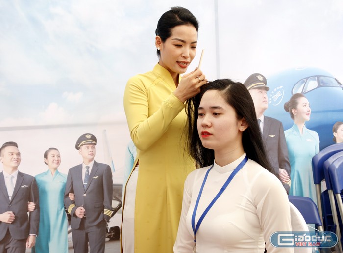 Sinh viên Nguyễn Thị Phương Anh trải nghiệm trang điểm của tiếp viên hàng không Vietnam Airlines.