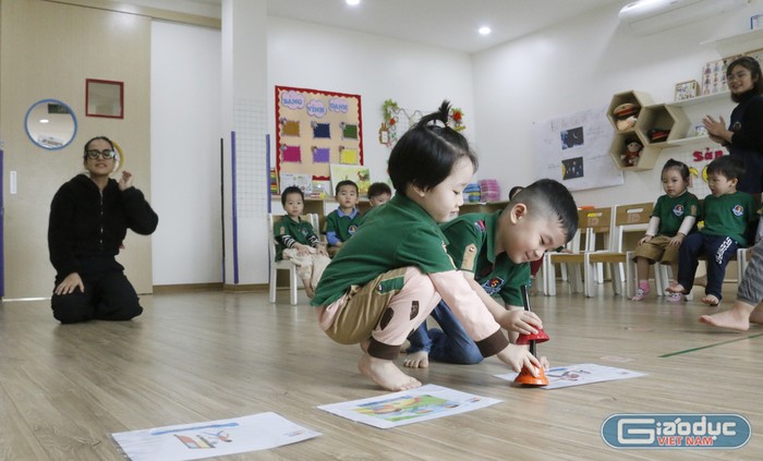 Một giờ học Tiếng Anh tại cơ sở Mầm non Dongsim Kindergarten (thành phố Bắc Ninh). Ảnh: Mộc Trà.