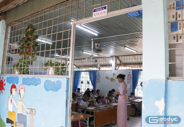 Mỗi phòng học tại Trường Tiểu học Thuận Giao 3 được chia 2 ca sáng - chiều cho 2 lớp học khác nhau. Ảnh: Mộc Trà.