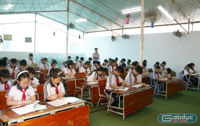 Học sinh Trường Tiểu học Thuận Giao chỉ học được buổi sáng trong phòng học tăng cường (tận dụng phòng thư viện). Ảnh: Mộc Trà.