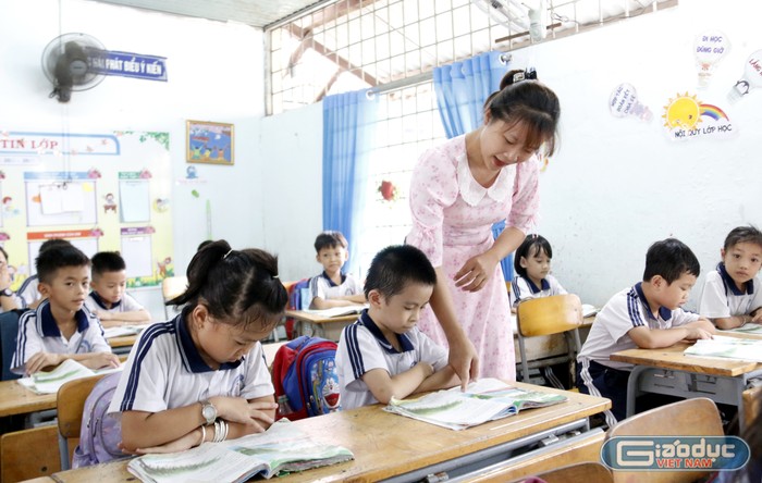 Một trong những khó khăn của Trường Tiểu học Thuận Giao 3 là chưa đảm bảo tỉ lệ 1,5 giáo viên/lớp (còn thiếu biên chế dạy lớp). Ảnh: Mộc Trà.