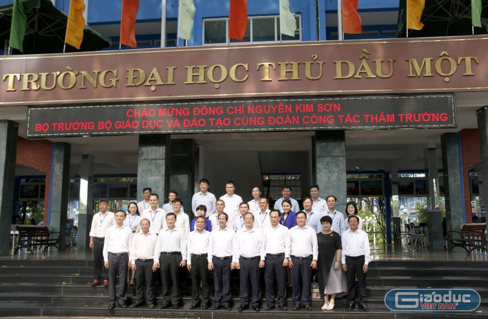 Đoàn công tác Bộ Giáo dục và Đào tạo chụp ảnh lưu niệm cùng Trường Đại học Thủ Dầu Một.