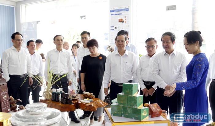 Bộ trưởng Nguyễn Kim Sơn và đoàn công tác Bộ Giáo dục và Đào tạo đã có chuyến thăm và làm việc với Trường Đại học Thủ Dầu Một.