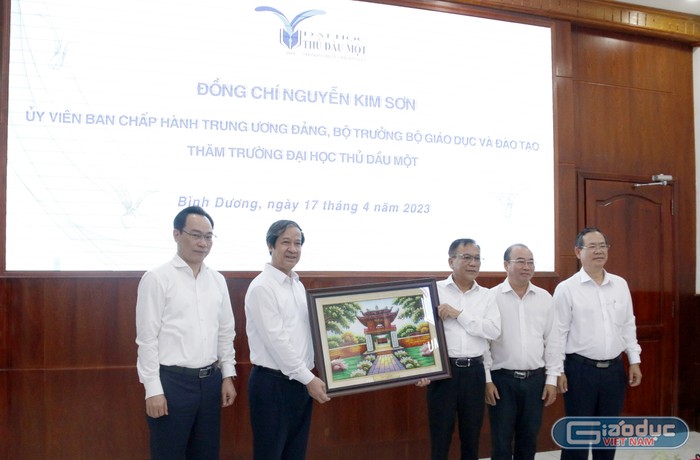 Bộ trưởng Nguyễn Kim Sơn và Thứ trưởng Hoàng Minh Sơn trao tặng món quà kỷ niệm cho Trường Đại học Thủ Dầu Một.