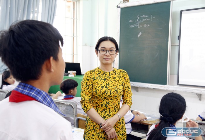 Theo cô giáo Nguyễn Thị Thu Ngân - giáo viên môn Khoa học tự nhiên (Trường Trung học cơ sở Bình Chuẩn 2), khi giáo viên tự tìm hiểu kiến thức, có những sách viết không đồng nhất với nhau, gây ra mâu thuẫn giữa các kiến thức.