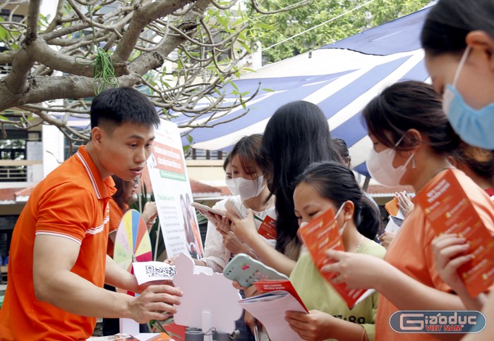 Sinh viên nghe tư vấn vị trí việc làm tại Ngày hội.