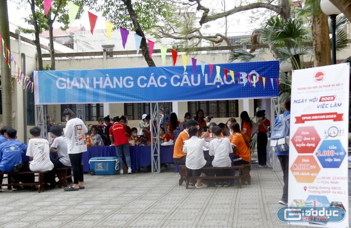 Ngày hội việc làm 2023 thu hút sự tham gia của hàng nghìn sinh viên.