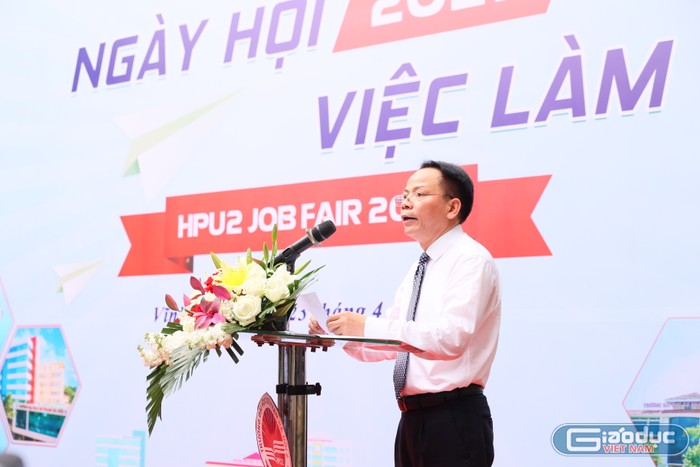 Tiến sĩ Trịnh Đình Vinh - Phó hiệu trưởng Trường Đại học Sư phạm Hà Nội 2 phát biểu khai mạc Ngày hội việc làm 2023.