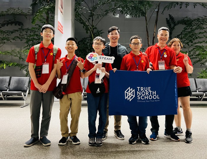 Hành trình đến với VEX Robotics World Championship 2023 của Tuấn Minh và Hà Linh suốt nhiều tháng qua chính là những kỷ niệm khó phai. Ảnh: NTCC.