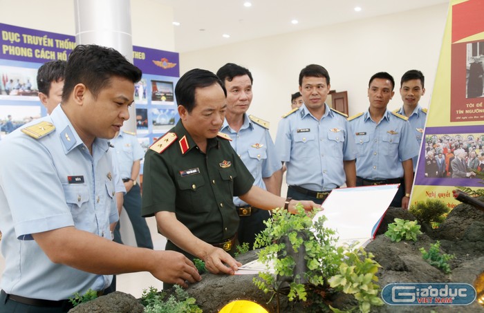 Trung tướng Trịnh Văn Quyết - Ủy viên Trung ương Đảng, Phó Chủ nhiệm Tổng cục Chính trị cùng các đại biểu tham quan trưng bày các sản phẩm phục vụ công tác giáo dục chính trị.