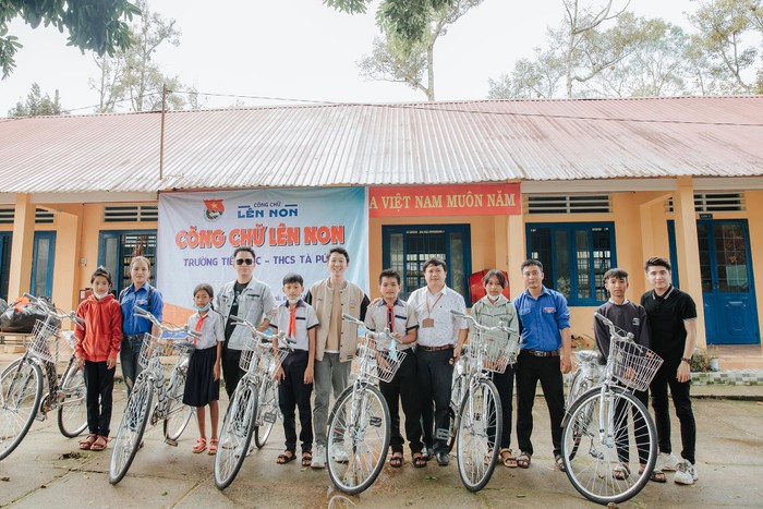 Trao tặng xe đạp cho học sinh Trường Tiểu học - Trung học cơ sở Tà Pứa, thầy Phúc được lắng nghe những câu chuyện của các em học sinh phải quá giang xe tải để đến trường. Ảnh: NVCC.