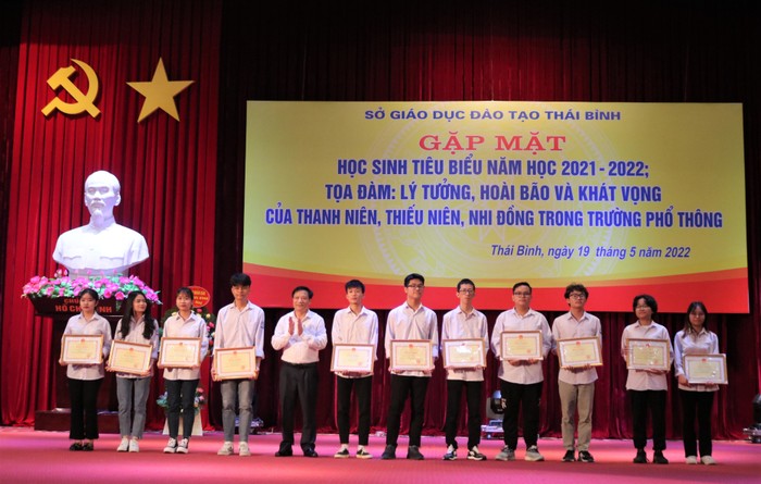 Sở Giáo dục và Đào tạo Thái Bình gặp mặt học sinh tiêu biểu năm học 2021-2022. Ảnh: NVCC.