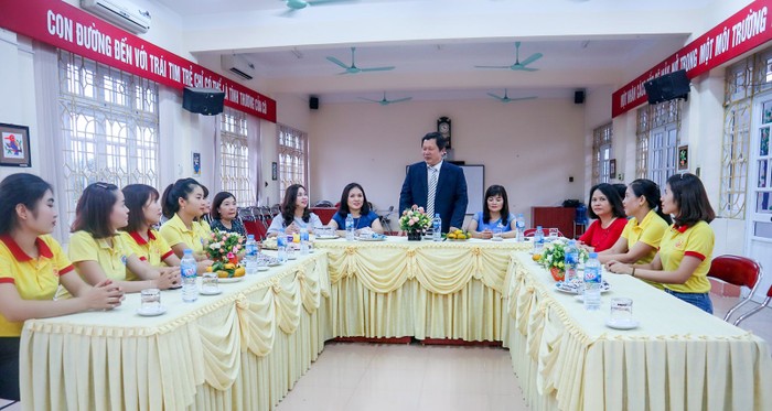 Ông Vương Văn Bằng - Giám đốc Sở Giáo dục và Đào tạo tỉnh Yên Bái trong một lần thăm Trường Mầm non Thực hành. Ảnh: yenbai.edu.vn.