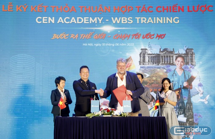 Lễ ký kết thỏa thuận hợp tác chiến lược giữa Cen Academy và WBS Training.