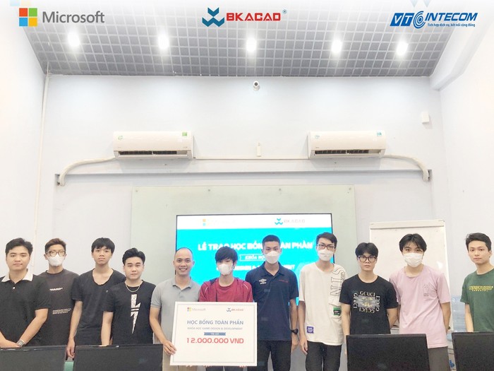 BKACAD đại diện trao các suất học bổng khóa học Game Design &amp; Development cho các bạn sinh viên.