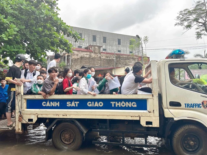 Công an huyện Cẩm Khê, Đoàn thanh niên, dân quân xã và người dân được huy động dùng xe tải nhỏ và xe của cảnh sát giao thông để hỗ trợ thí sinh vào điểm thi làm thủ tục. Ảnh: Trường Trung học phổ thông Phương Xá (huyện Cẩm Khê, Phú Thọ).