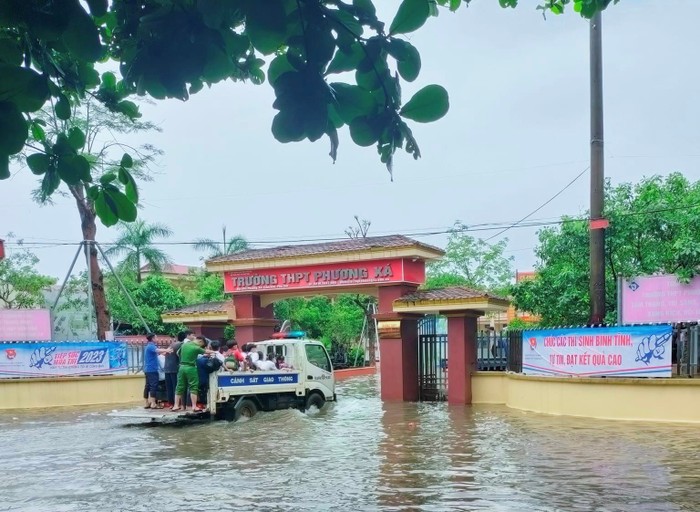 Do điều kiện thời tiết không thuận lợi, trên địa bàn huyện Cẩm Khê (tỉnh Phú Thọ) nhiều khu vực bị ngập. Ảnh: Trường Trung học phổ thông Phương Xá (huyện Cẩm Khê, Phú Thọ).