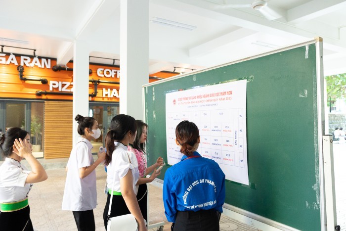 Sinh viên tình nguyện hướng dẫn thí sinh đến phòng thi.