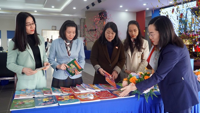 Đại biểu Nguyễn Thị Tuyết Nga trong một buổi thăm và làm việc tại cơ sở giáo dục ngoài công lập. Ảnh: NVCC.