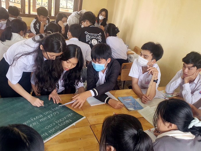 Buổi dạy thực nghiệm Tài liệu giáo dục địa phương (chủ đề 6) của lớp 11 tại Trường Trung học phổ thông Võ Nguyên Giáp (Quảng Ngãi). Ảnh: quangngai.edu.vn.